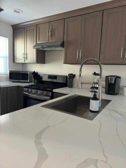 Modern Retreat 1 Mi. From Disney Anaheim Exterior foto